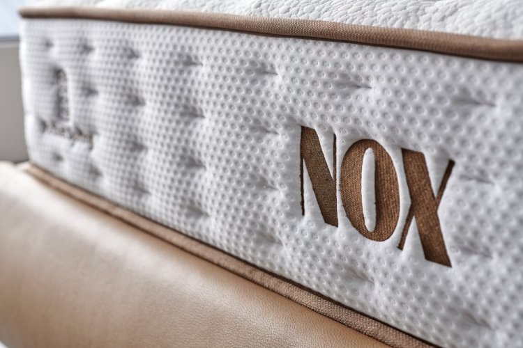 Čalouněná postel NOX s matrací - hnědá