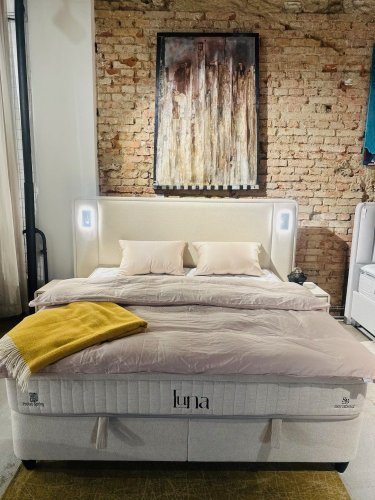 Čalouněná postel LUNA s matrací - světle béžová s perletí