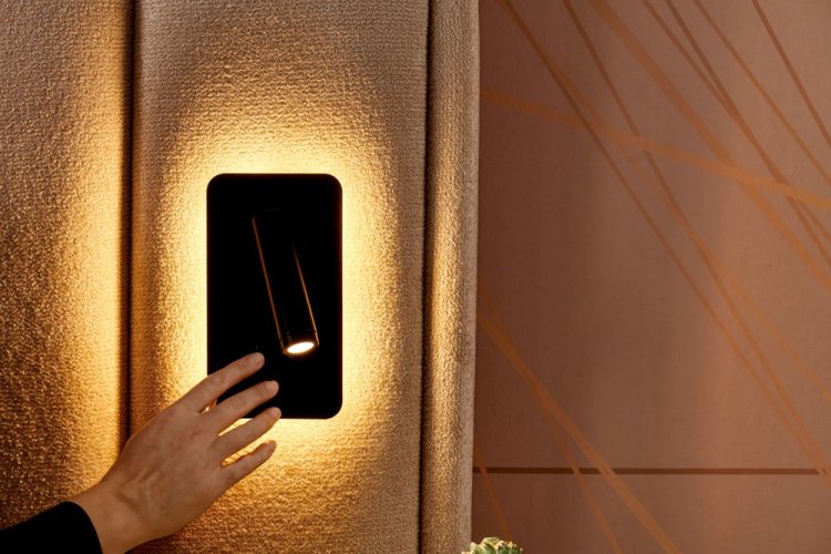 Čalouněná postel LUNA s matrací - světle béžová s perletí