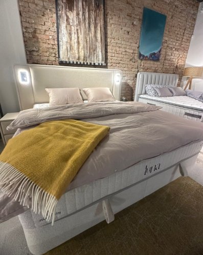 Čalouněná postel LUNA s matrací - světle béžová s perletí