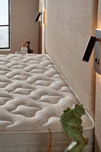 Čalouněná postel LUNA s matrací - světle béžová s perletí