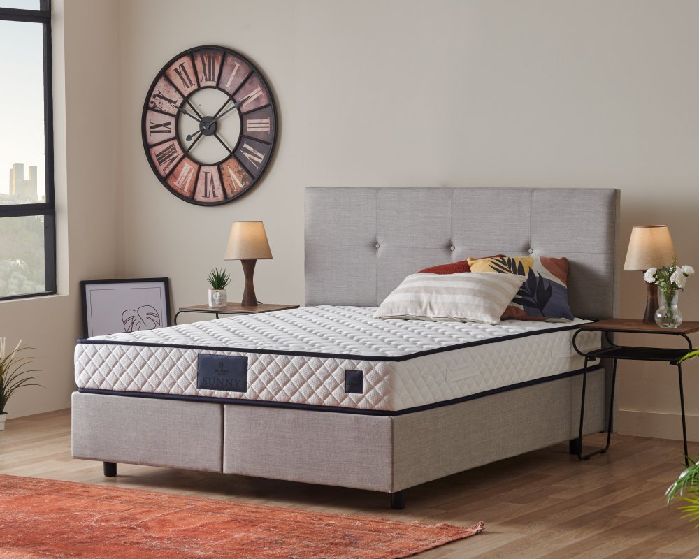 Čalouněná postel SUNNY s matrací - světle šedá 200 × 200 cm